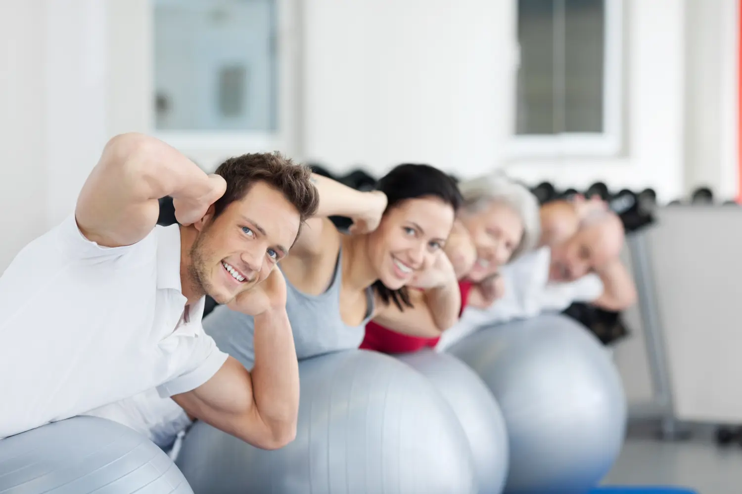 jung und alt im fitnessstudio