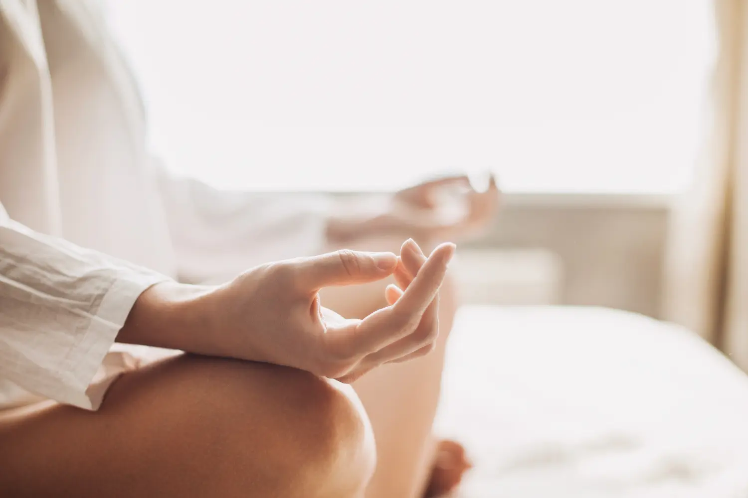 Yoga-Frau meditiert und praktiziert Yoga zu Hause. Erholung, Selbstfürsorge, Yoga-Training, Fitness, Atemübungen, Meditation, Entspannung, gesund