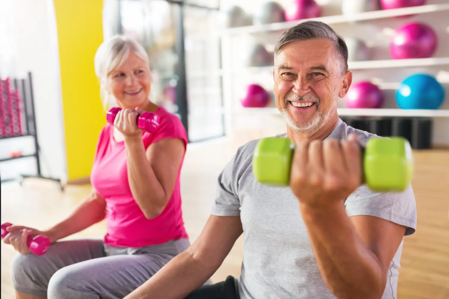 Älteres Paar trainiert im Fitnessstudio