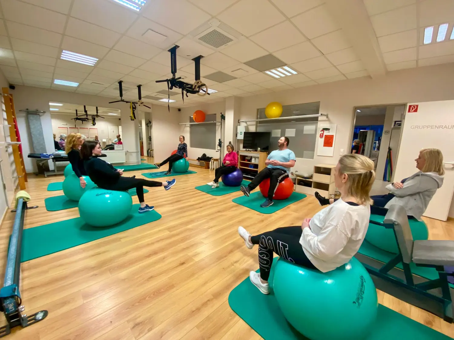 Menschen machen eine Übung von Praxis für Physiotherapie - Anke Rautenhaus-Rodewald